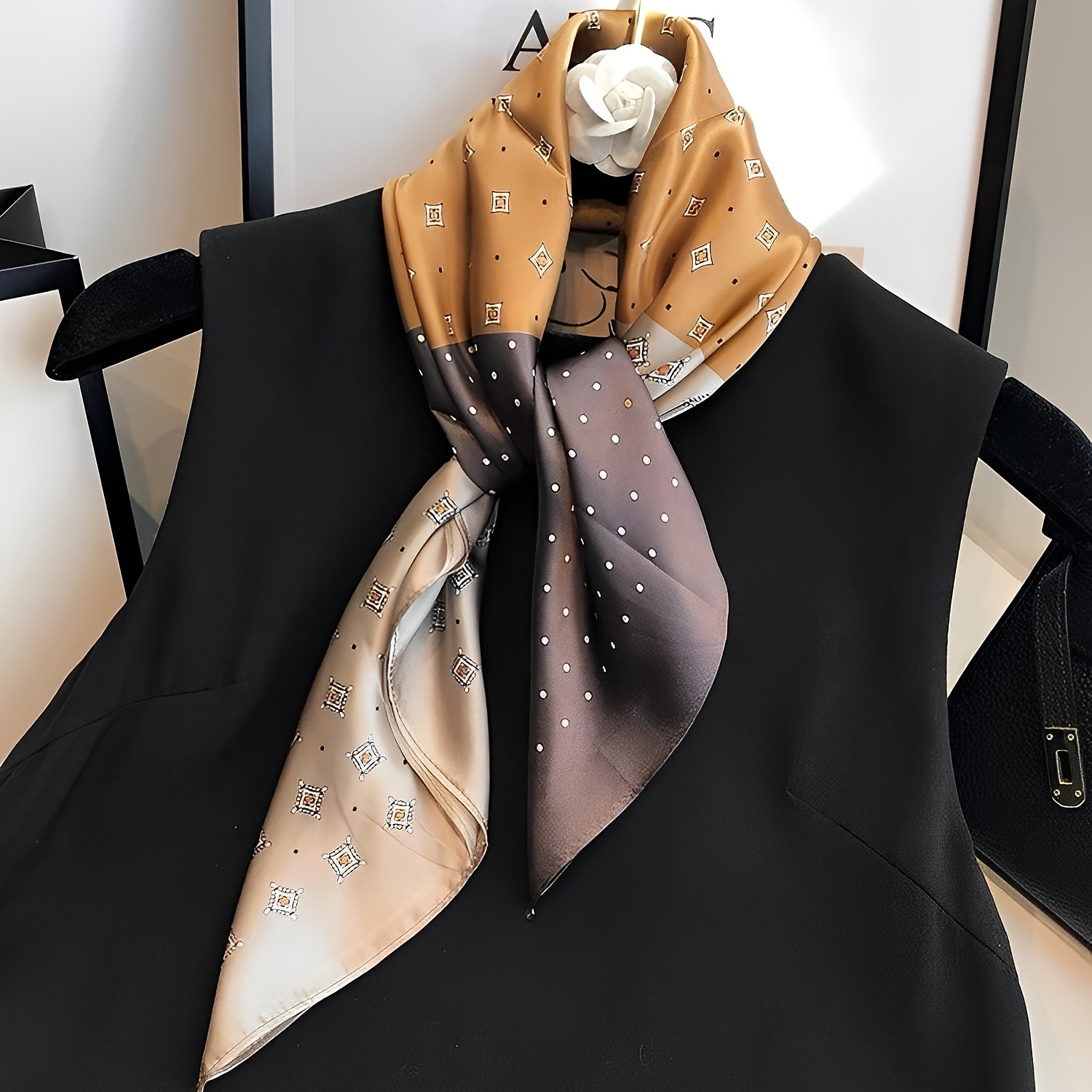 Foulard carré à pois en Faux d - Ascot Neck Scarf avis et prix